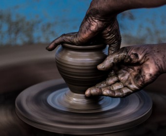 Hands_on_clay_pot