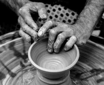 Hands_shaping_clay